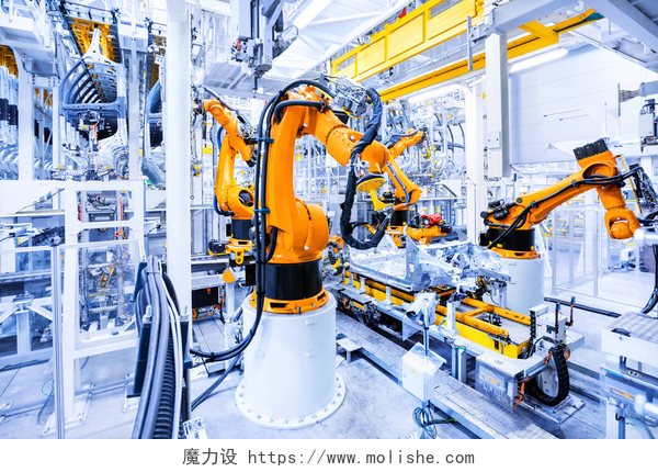 在工厂运作的机械手臂汽车制造厂里的机器人